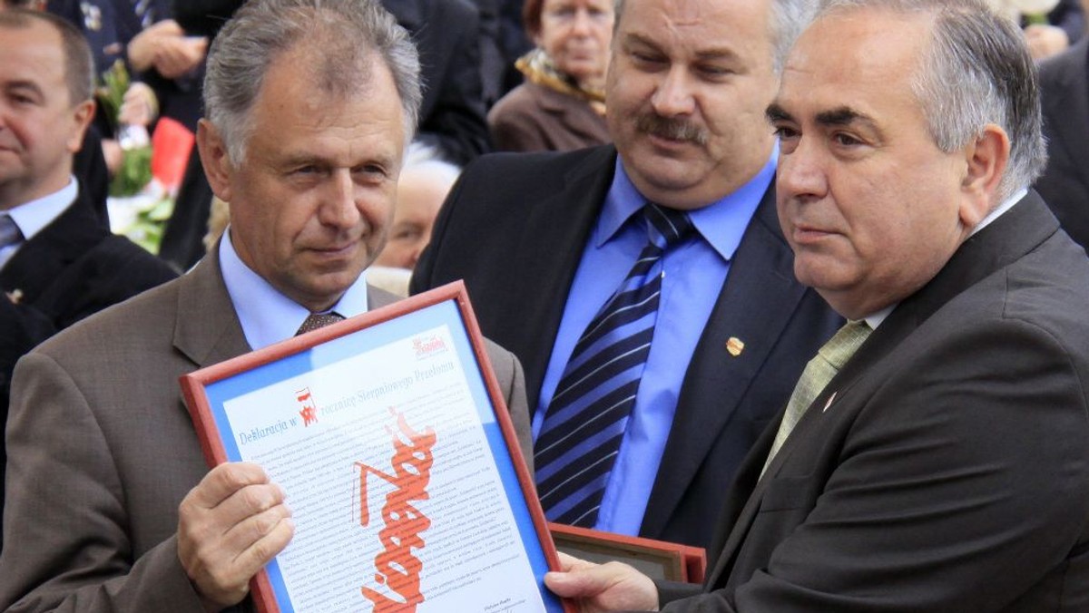 Niech rocznica Sierpnia stanie się okazją do odnalezienia przez wszystkich prawdziwego imienia Solidarności - mówił 30 lat po podpisaniu w Szczecinie Porozumień Sierpniowych przewodniczący zachodniopomorskiej Solidarności Mieczysław Jurek. - Wołam o to z historycznego miejsca Szczecina, spod bramy stoczni, która jest cierniem dla rządzących. Stoczni, która czeka na nowe życie.