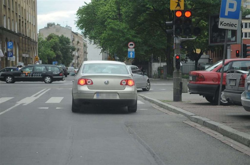 Kaczyński jedzie na czerwonym!