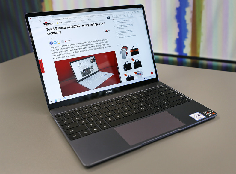 Huawei MateBook 13 (AMD) – wygląd laptopa po podniesieniu klapy 