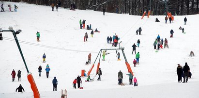 Miłośnicy białego szaleństwa opanowali Łysą Górę! Tłumy jeździły na sankach w Sopocie