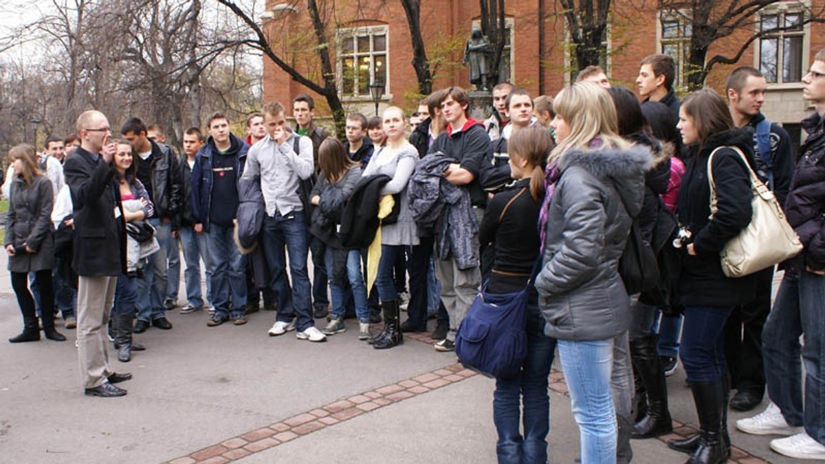 Uniwersytet Jagielloński zaprasza na spotkania wszystkich uczniów szkół średnich zainteresowanych studiami w nowoczesnej uczelni o prawie 700-letniej historii. Aby zwiedzić najstarszą uczelnię wyższą w Polsce, wystarczy wypełnić formularz zgłoszeniowy, wybrać termin i ruszyć na wycieczkę.