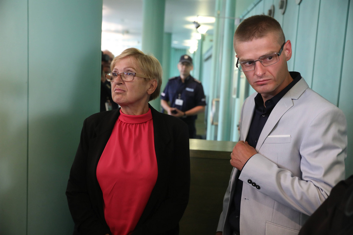 Teresa Klemańska wraz z synem Tomaszem Komendą podczas rozprawy 