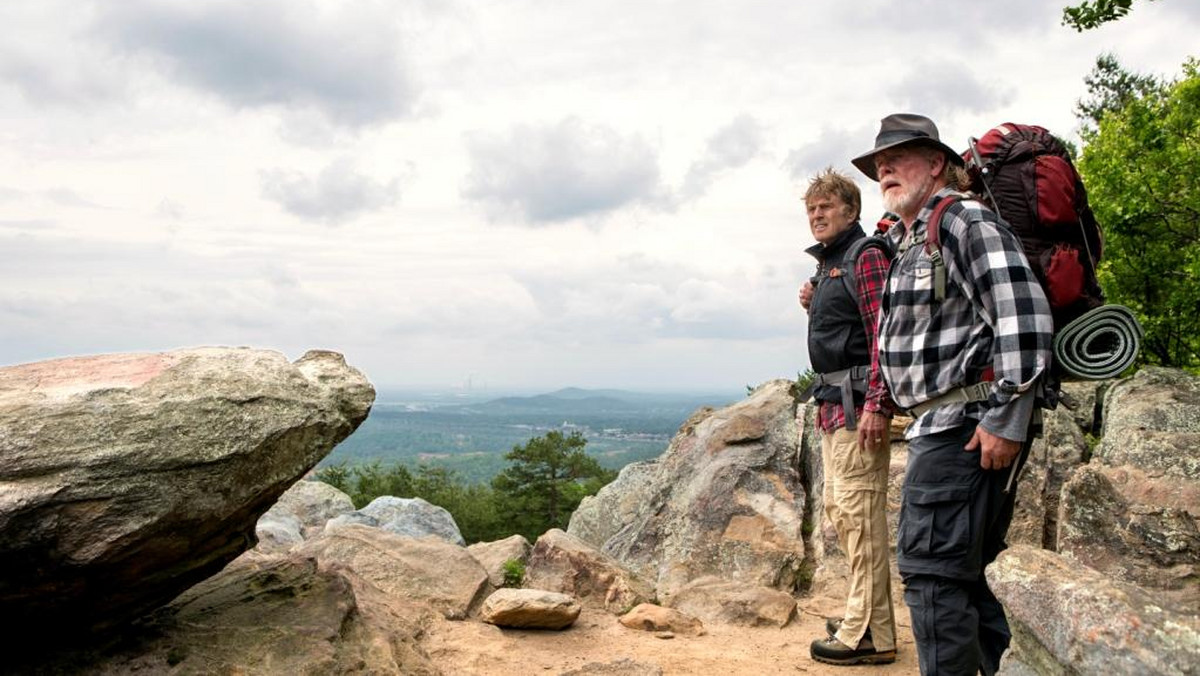 Po kilkunastu latach Robert Redford spełnił swoje marzenie i doprowadził do realizacji filmu na podstawie książki Billa Brysona - 'Piknik z niedźwiedziami" o wyprawie Szlakiem Appalachów. Dla wielbicieli literackiego pierwowzoru ekranizacja pozostanie tylko cieniem przygody, którą mogli przeżyć w czasie lektury. Tych, którzy książki nie znają - do jej przeczytania raczej nie zachęci.