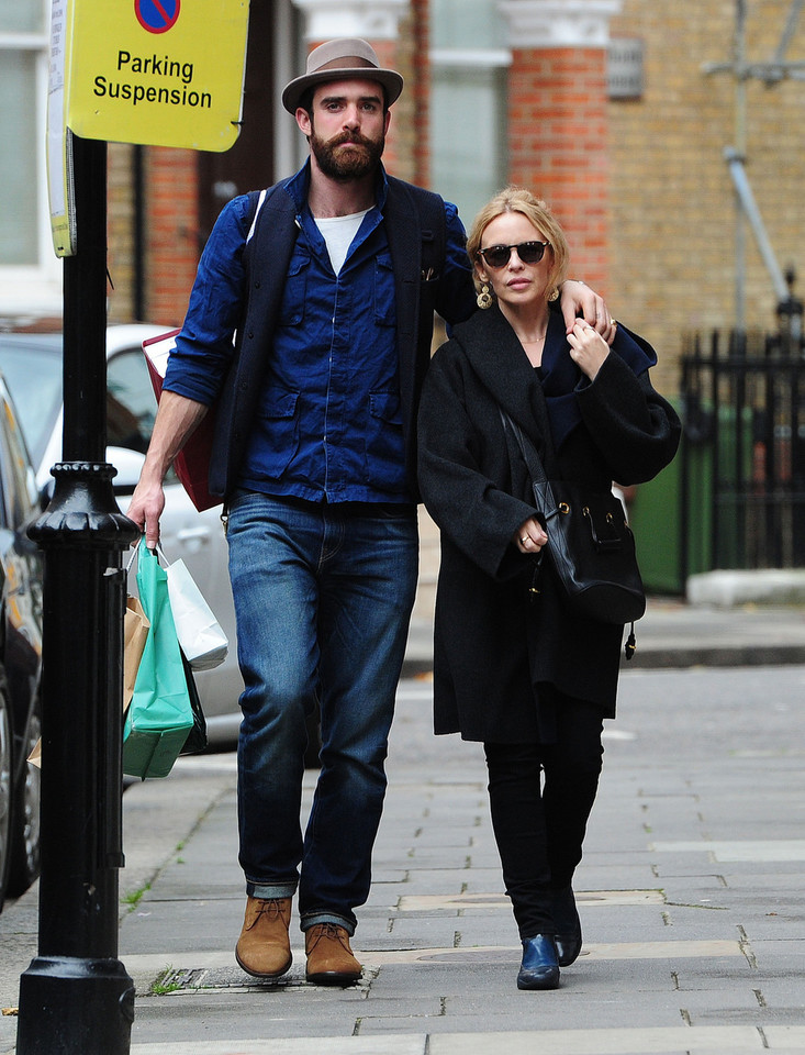Kylie Minogue na spacerze z nowym partnerem