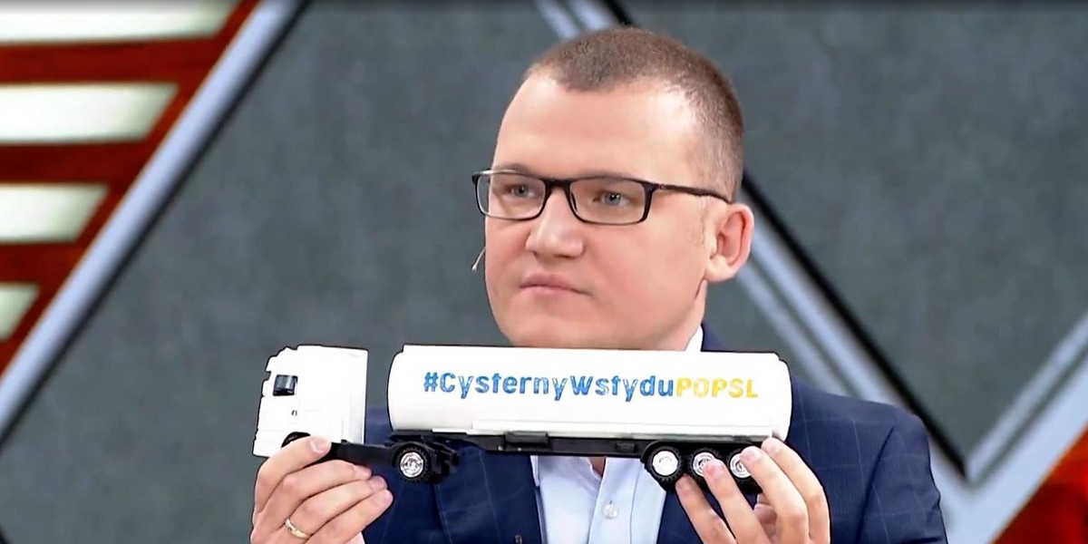 Paweł Szefernaker wręczył Krzysztofowi Paszykowi cysternę wstydu