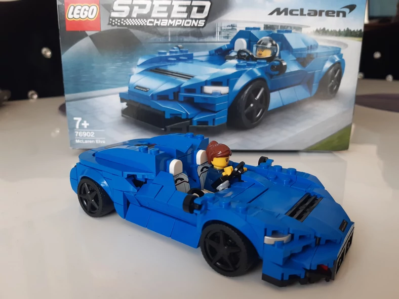 LEGO Speed Champions McLaren Elva (76902) - w kabinie są fotele dla dwóch figurek. Za kierownicą dziewczyna - pasjonatka motoryzacji i wyścigów. A kto zostanie pasażerem?
