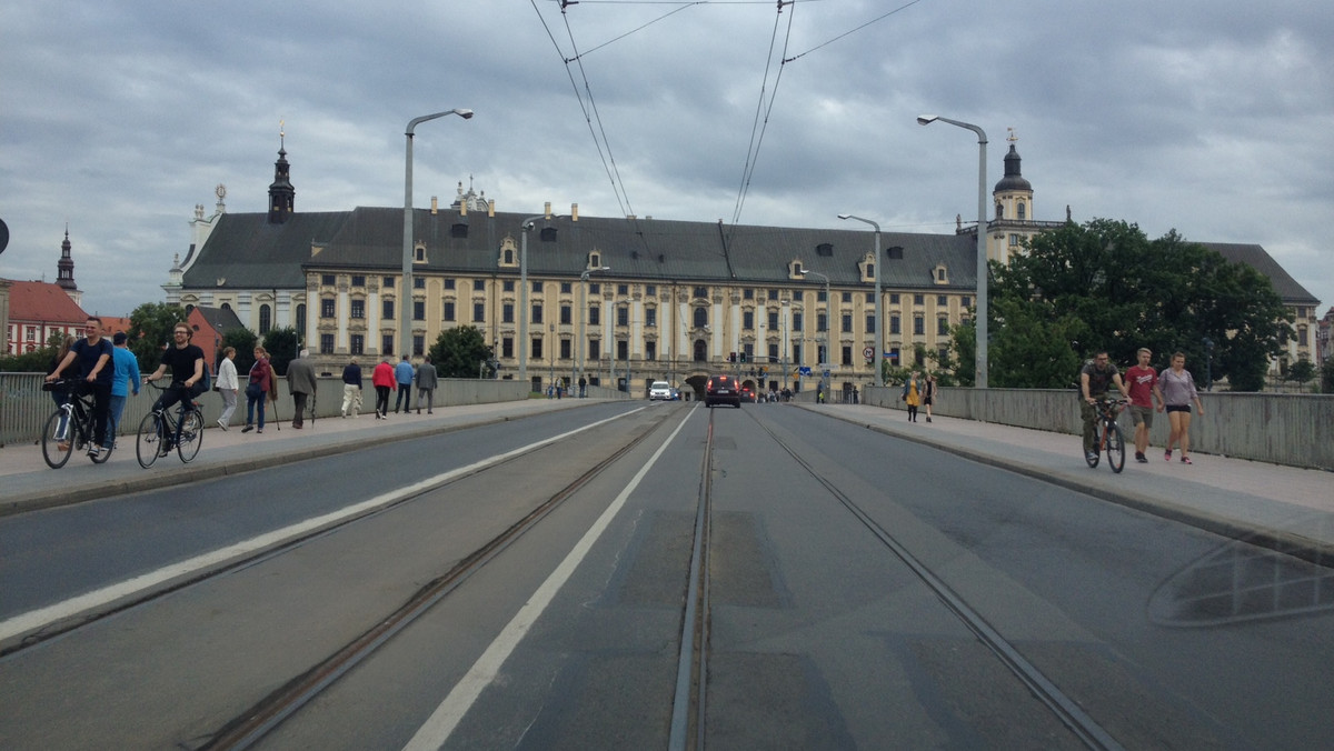 Most Uniwersytecki nie będzie gotowy na 1 października. Modernizacja jezdni i torowiska potrwa przynajmniej do połowy przyszłego miesiąca. Zgodnie z planem, czyli pod koniec września, ma się za to zakończyć remont mostu Muchoborskiego.