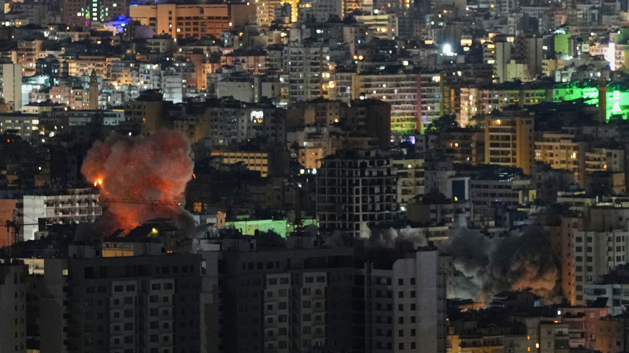 Dym a plamene stúpajú z miesta izraelských útokov.