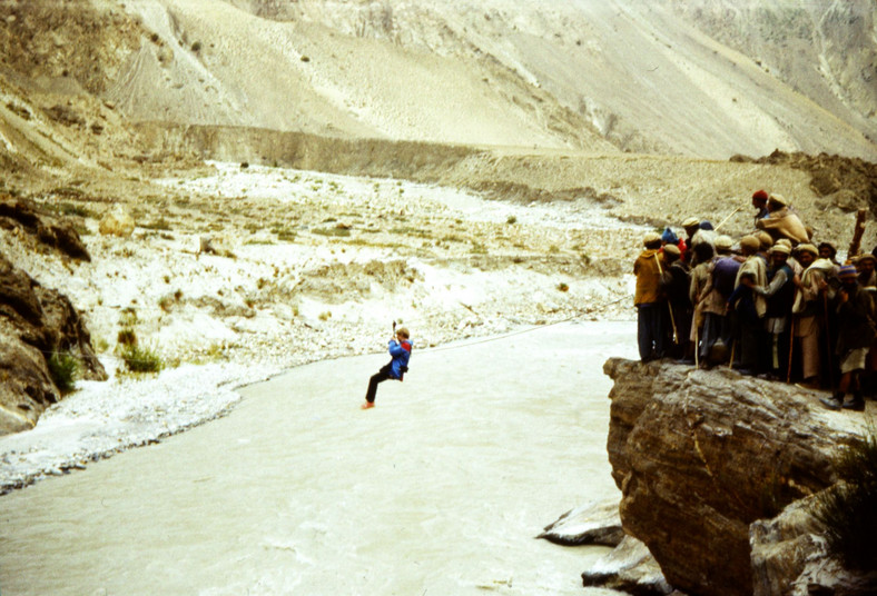 Przeprawa przez rzekę w drodze do bazy pod K2, 1982
