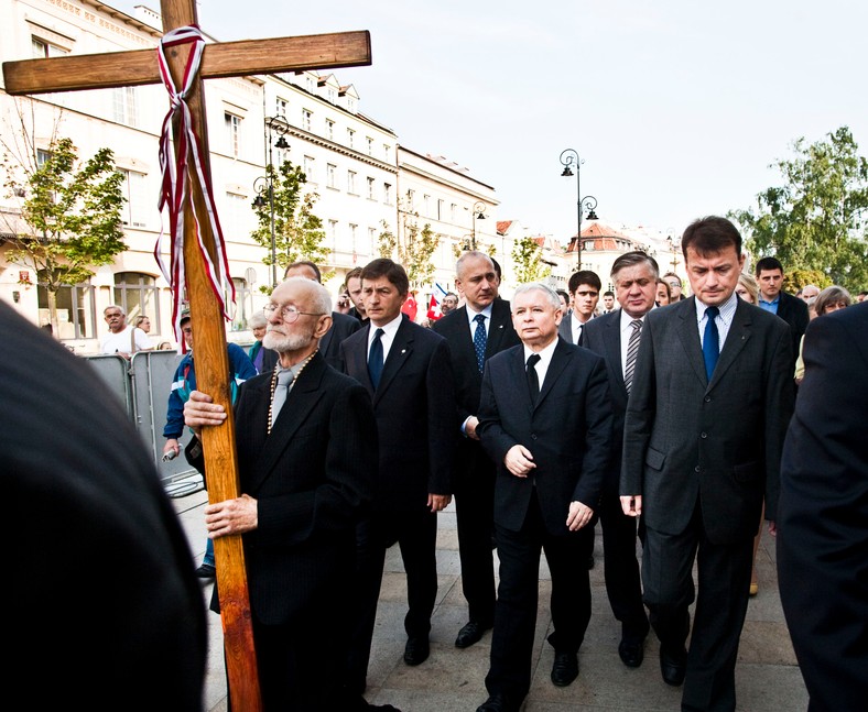 10.08.2010. Warszawa. Jarosław Kaczyński złożył kwiaty i modlił się pod krzyżem przed Pałacem Prezydenckim w 4 miesiące po katastrofie smoleńskiej. Fot. Marcin Kalinski/ Newspix.pl