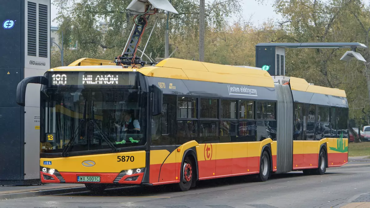 Autobus elektryczny podczas ładowania – zdjęcie ilustracyjne