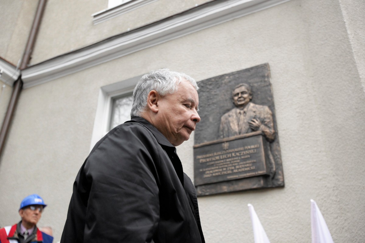 Sopot: Jarosław Kaczyński pod tablicą upamiętniającą Lecha Kaczyńskiego
