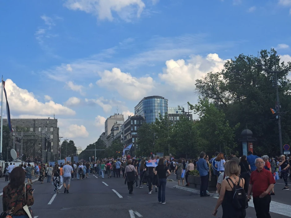 Atmosfera ispred Skupštine nešto pre 18 sati