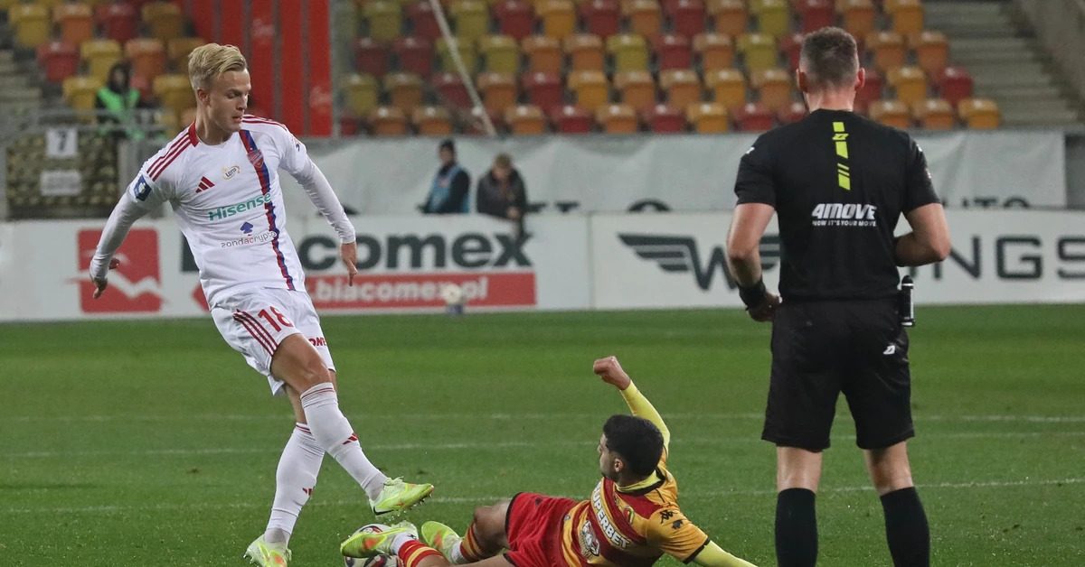 Sędzia przerwał mecz Jagiellonia - Raków. Powodem wulgarny transparent obrażający jego kolegę