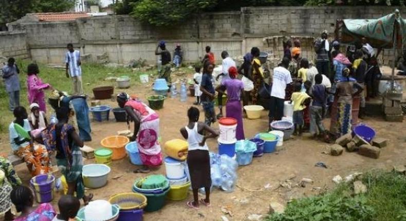 A Dakar, de nombreuses personnes attendent de pouvoir remplir leurs containers d’eau aux rares points de distribution, Sénégal, le 27 septembre 2013/REUTERS/Ricci Shryock