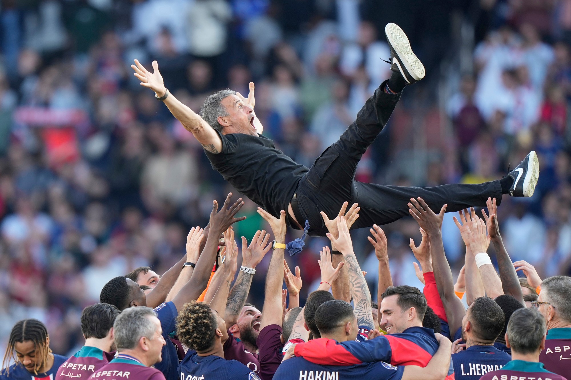 Futbalisti PSG s trénerom oslavujú zisk majstrovského titulu v Ligue 1.