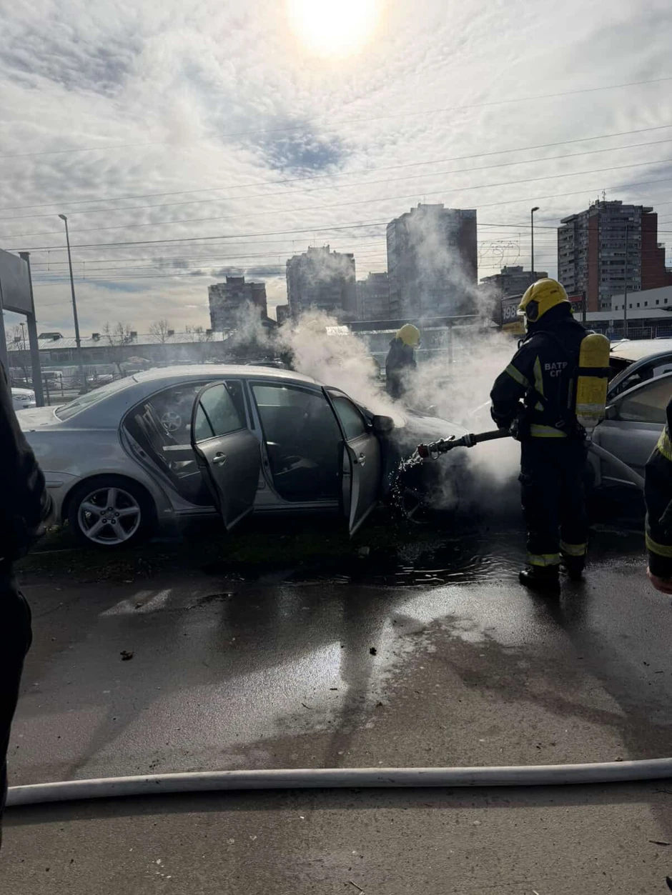 Požar blok 70, zapaljeni automobili, Novi Beograd