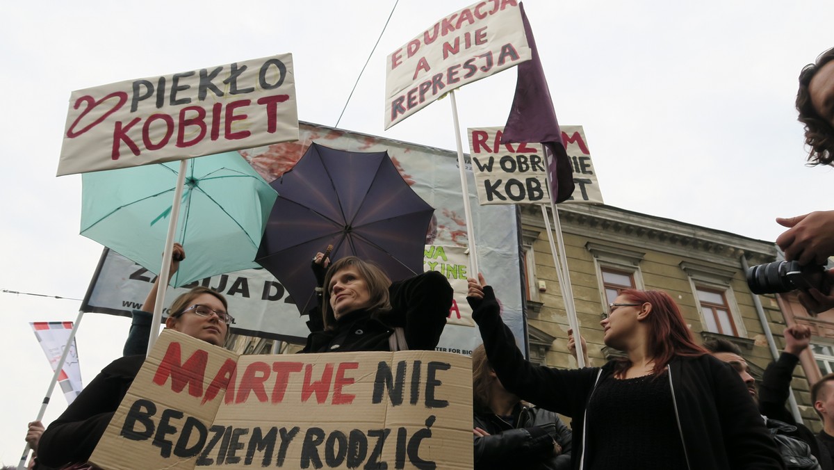 Kobiety z Ogólnopolskiego Strajku Kobiet apelują o wycofanie wniosku z Trybunału Konstytucyjnego, który dotyczy zbadania prawa do przerwania ciąży w wypadku upośledzenia płodu. Wniosek podpisali również lubelscy posłowie.