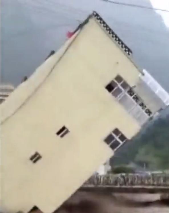 A vihar miatt dőlt össze a toronyház, sokkot kaptak a lakók (videó)