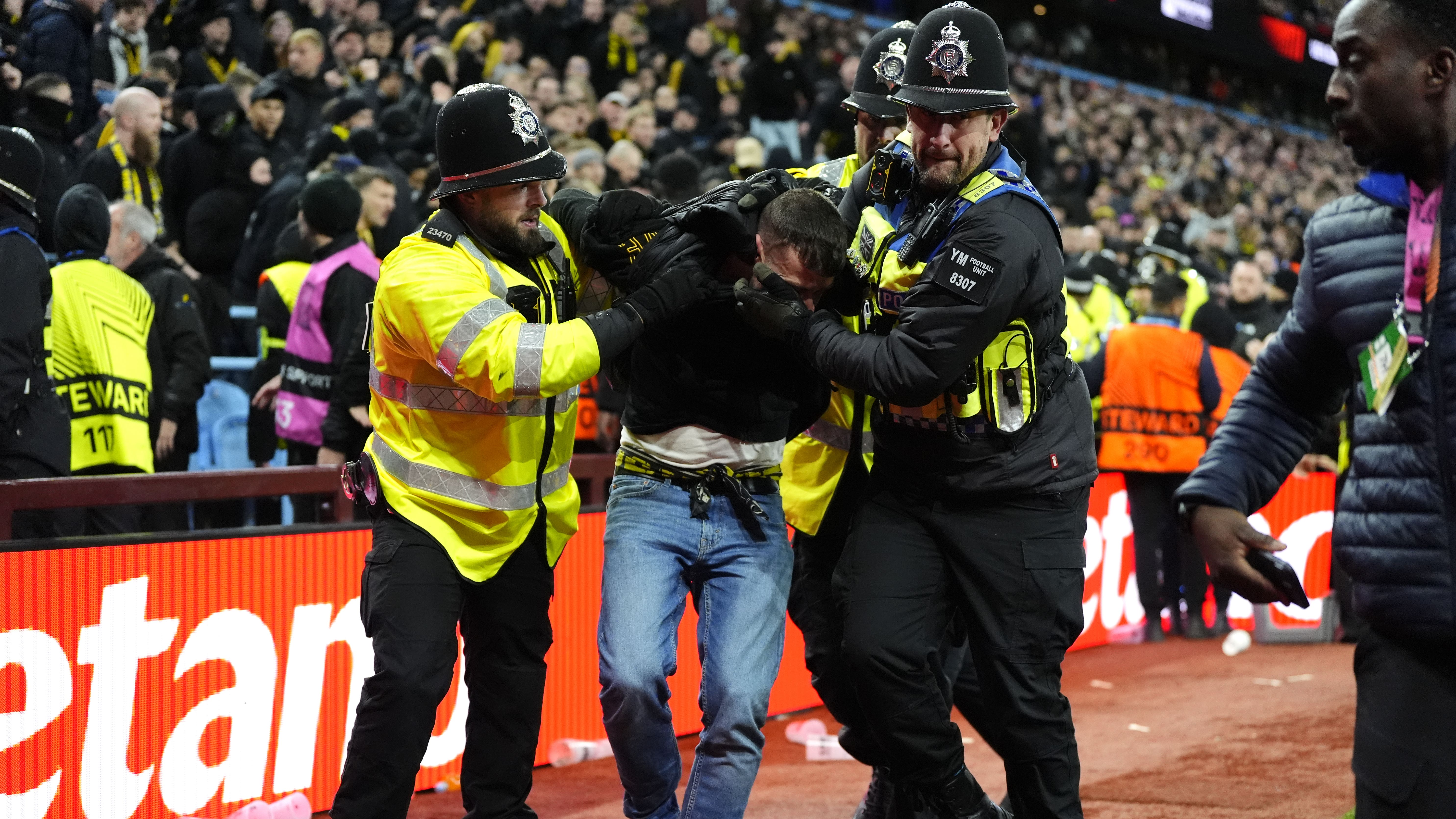 Donyell Malen struck, police attacked: 8 Young Boys fans arrested