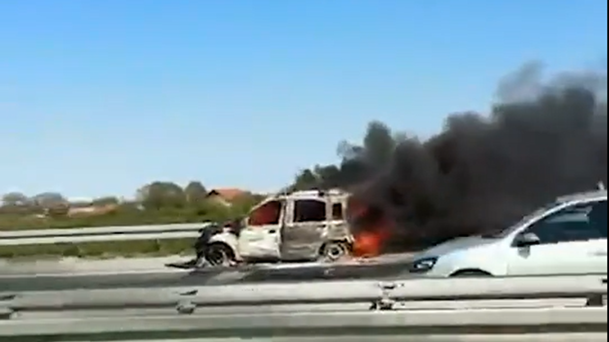 Gori automobil na "Milošu Velikom": Kulja gust crni dim, saobraćaj usporen