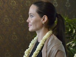 Z 40 na karku i w minimalnym makijażu Angellina Jolie wygląda... obłędnie!