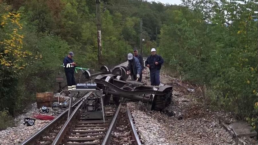 Na lice mesta odmah su izašle ekipe vatrogasaca, policije, kao i nadležne inspekcije i ekipe „Železnica Srbije“.