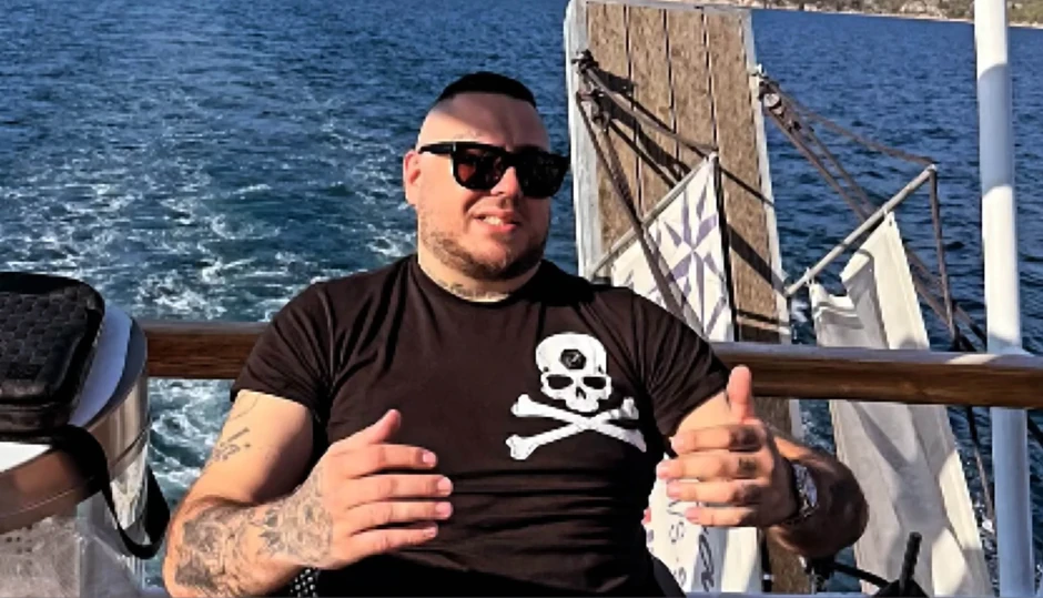 Filip Car uživa za sve pare: Kosturska glava na grudima