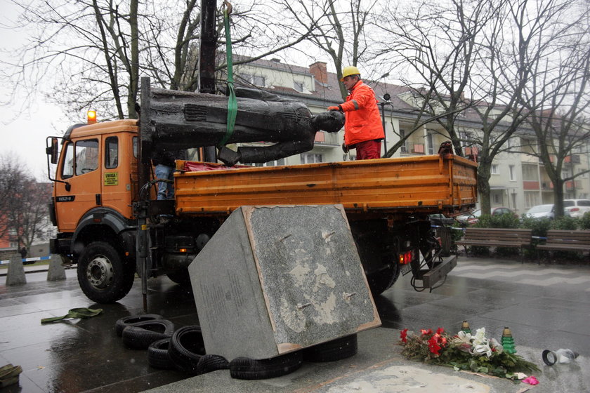 Szarpanina pod pomnikiem ks. Jankowskiego