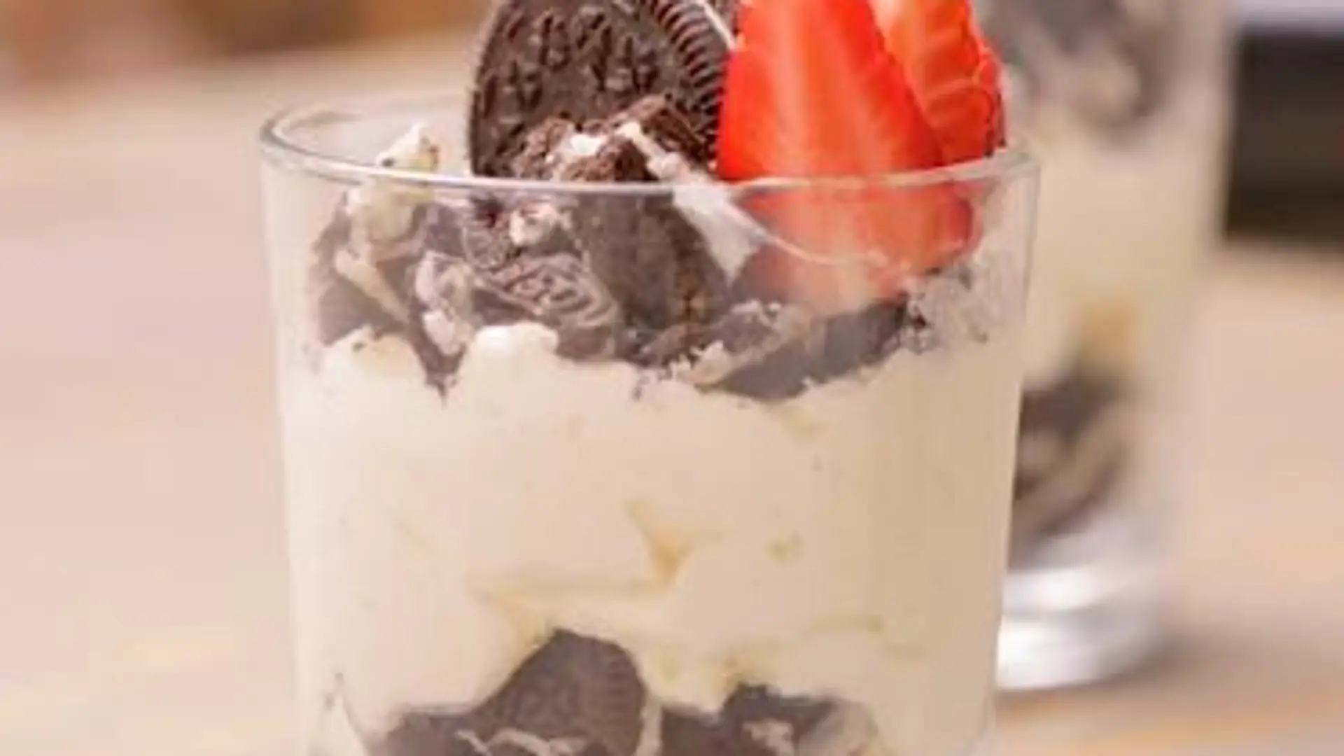 Pudding dla prawdziwego łasucha: oreo i truskawki