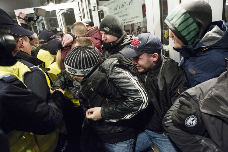 Przepychanki z policją przed Teatrem Polskim we Wrocławiu