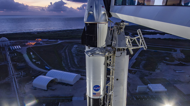 A SpaceX Dragon típusú gépét tegnap este lőtték fel, a kéttagú legénység zenével ébresztette magát ma reggel. /Fotó:NorthFoto