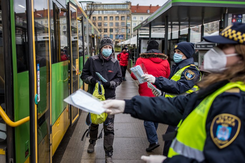 Strażnicy miejscy rozdają mieszkańcom darmowe maseczki.