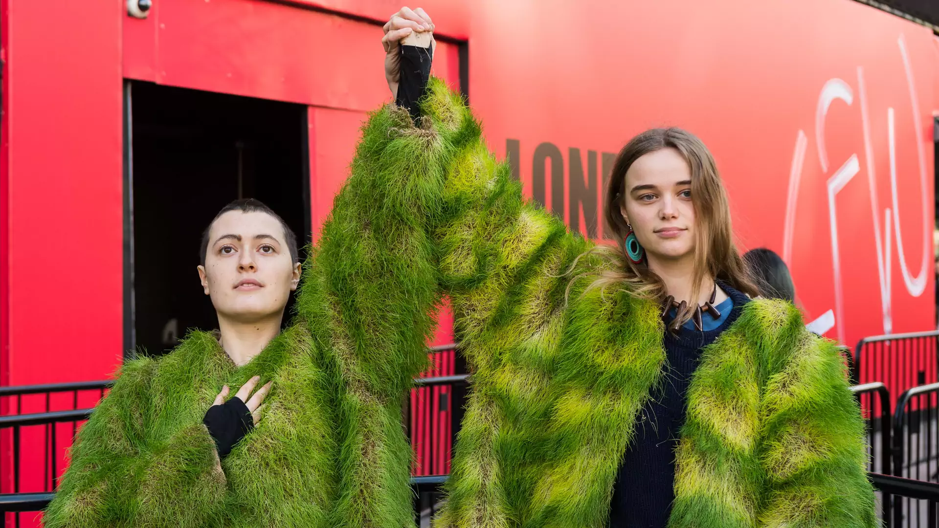 Przemysł modowy prowadzi nas do zagłady. Eko-aktywiści walczą o odwołanie tygodnia mody w Londynie