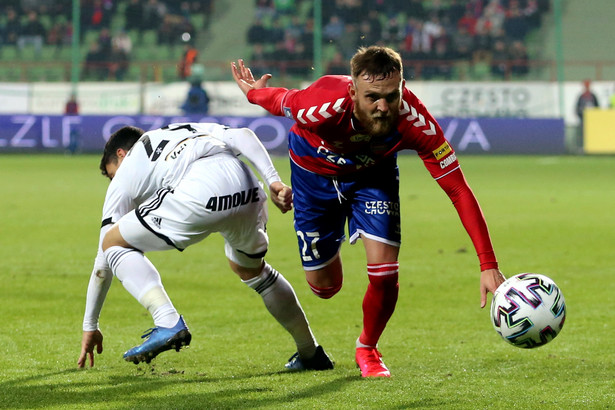 Piłkarz Rakowa Częstochowa Daniel Bartl (P) i Andre Martins (L) z Legii Warszawa podczas meczu Ekstraklasy