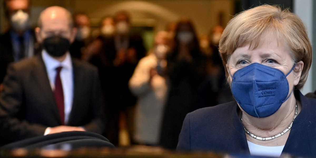 Angela Merkel przekazała urząd kanclerski Olafowi Scholzowi.