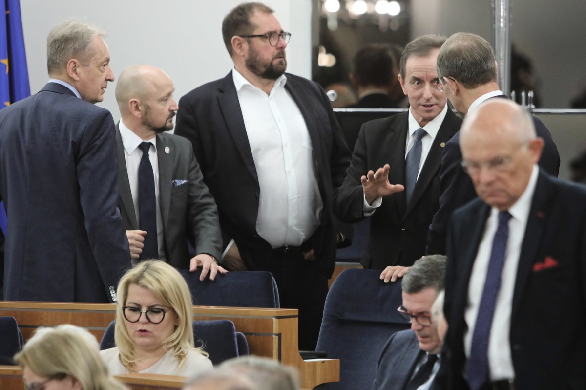 Senat zajmuje się w środę nowelizacją ustaw sądowych rozszerza odpowiedzialność dyscyplinarną sędziów i wprowadza zmiany w procedurze wyboru I prezesa SN. Wcześniej senackie komisje opowiedziały się za odrzuceniem noweli w całości.