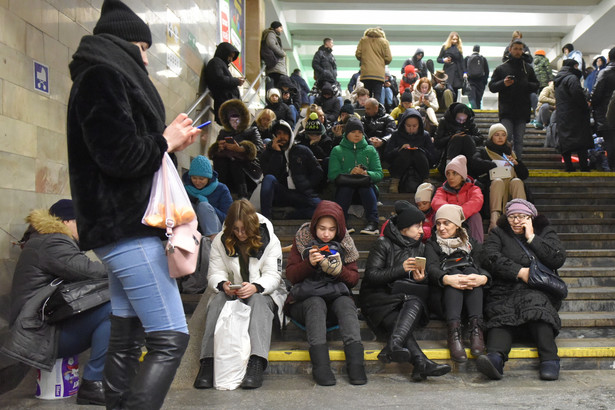 Podczas alarmu w Kijowie ludzie znaleźli schronienie w metrze