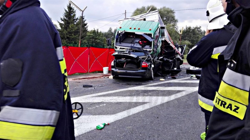 Auto wbiło się w ciężarówkę! Nie żyje kierowca!