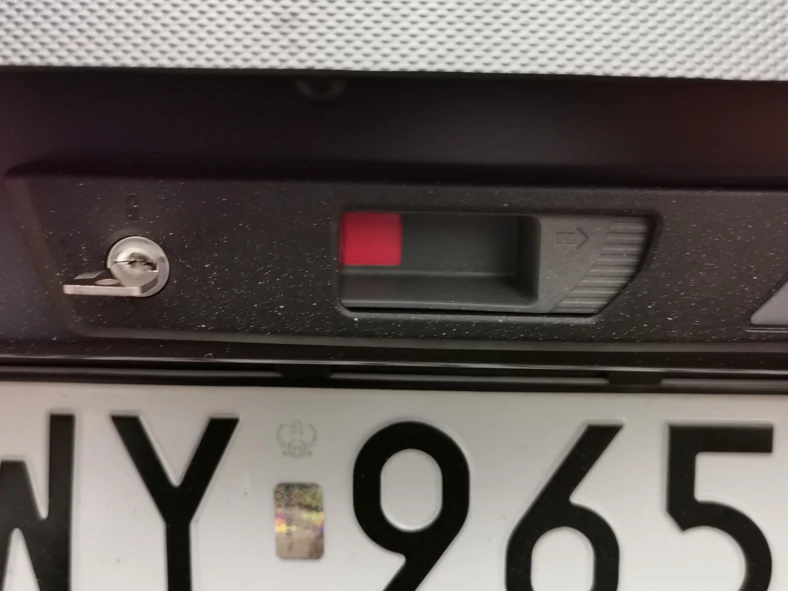 O prawidłowym zamknięciu kufra informuje "mechaniczna kontrolka": jeśli widać czerwoine pole, znaczy, że bagażnik nie jest domknięty