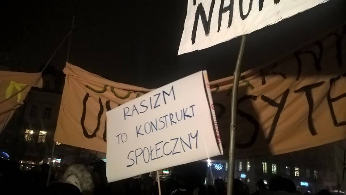 Około 200 studentów protesestowało na krakowskim Rynku. Żacy w ten sposób chcieli wyrazić swój sprzeciw przeciwko łamaniu Konstytucji czy ograniczaniu autonomii instytutów badawczych. Pojawiło się też kilku kontrdemonstrantów, którzy próbowali megafonem zagłuszyć przemowy protestujących.