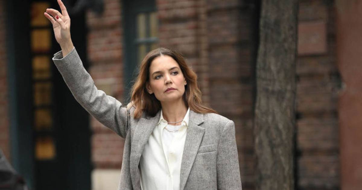 Jeansy w tym kolorze to hit wiosny. Masz już w swojej szafie? Nosi je Katie Holmes