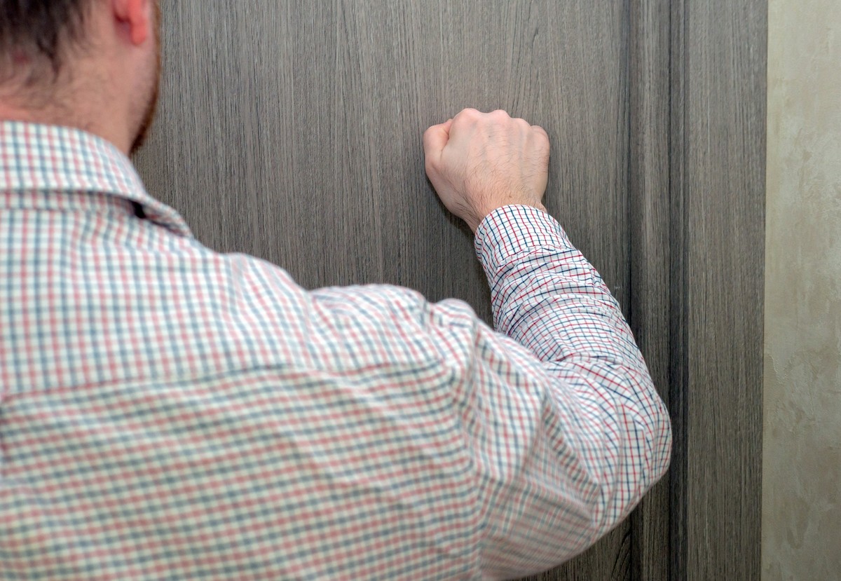 pukanie do drzwi kontrola