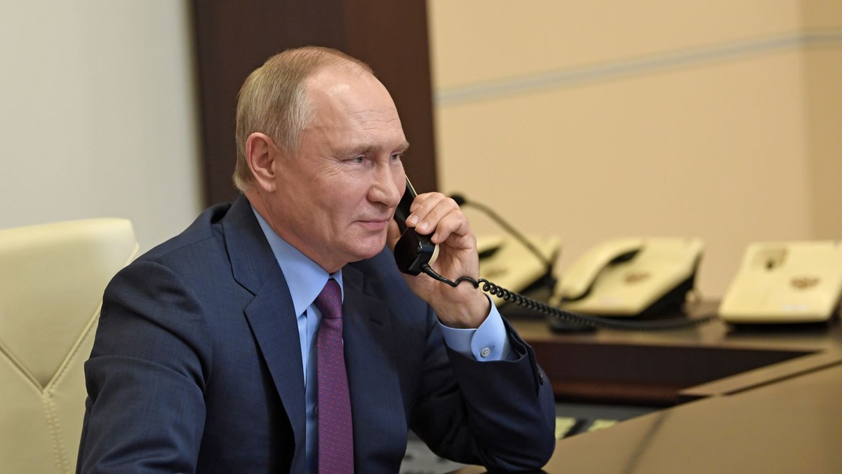 Prezydent Rosji Władimir Putin rozmawia przez telefon