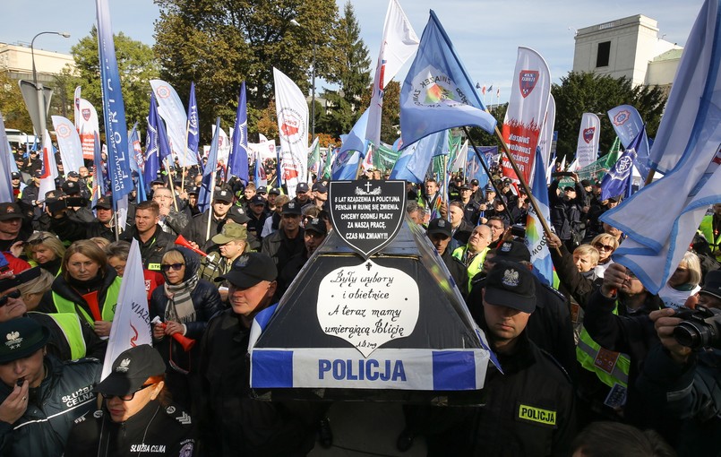 Na podwyżki zostanie przeznaczonych około 443 milionów złotych. Wszyscy komendanci służb podległych MSW zostali zobowiązani do przedstawienia do 30 października uzgodnionej ze związkami zawodowymi koncepcji podwyżek dla funkcjonariuszy.