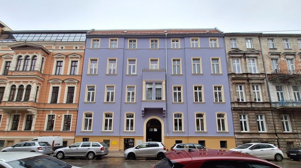 Kamienica przy Lelewela 10 już po operacji plastycznej. Nie ma co jej zaglądać w PESEL, bo prezentuje się bombowo. 