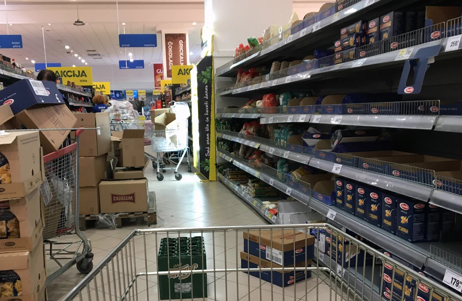 Rafovi u velikom marketu u Beogradu