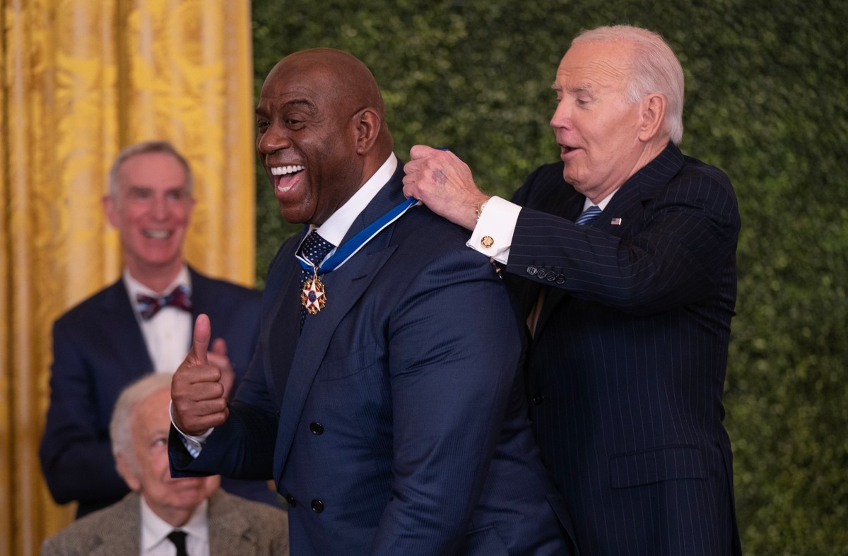 Joe Biden i Earvin 'Magic' Johnson