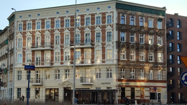 Właśnie zakończyły się prace nad elewacją frontową z balkonami przy ul. Wrocławczyka 3. 