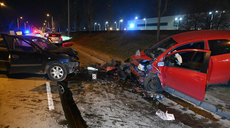 Összeroncsolódott személygépkocsik Csepelen, a Weiss Manfréd út elején, ahol a két gépjármű frontálisan összeütközött / Fotó: MTI/Mihádák Zoltán